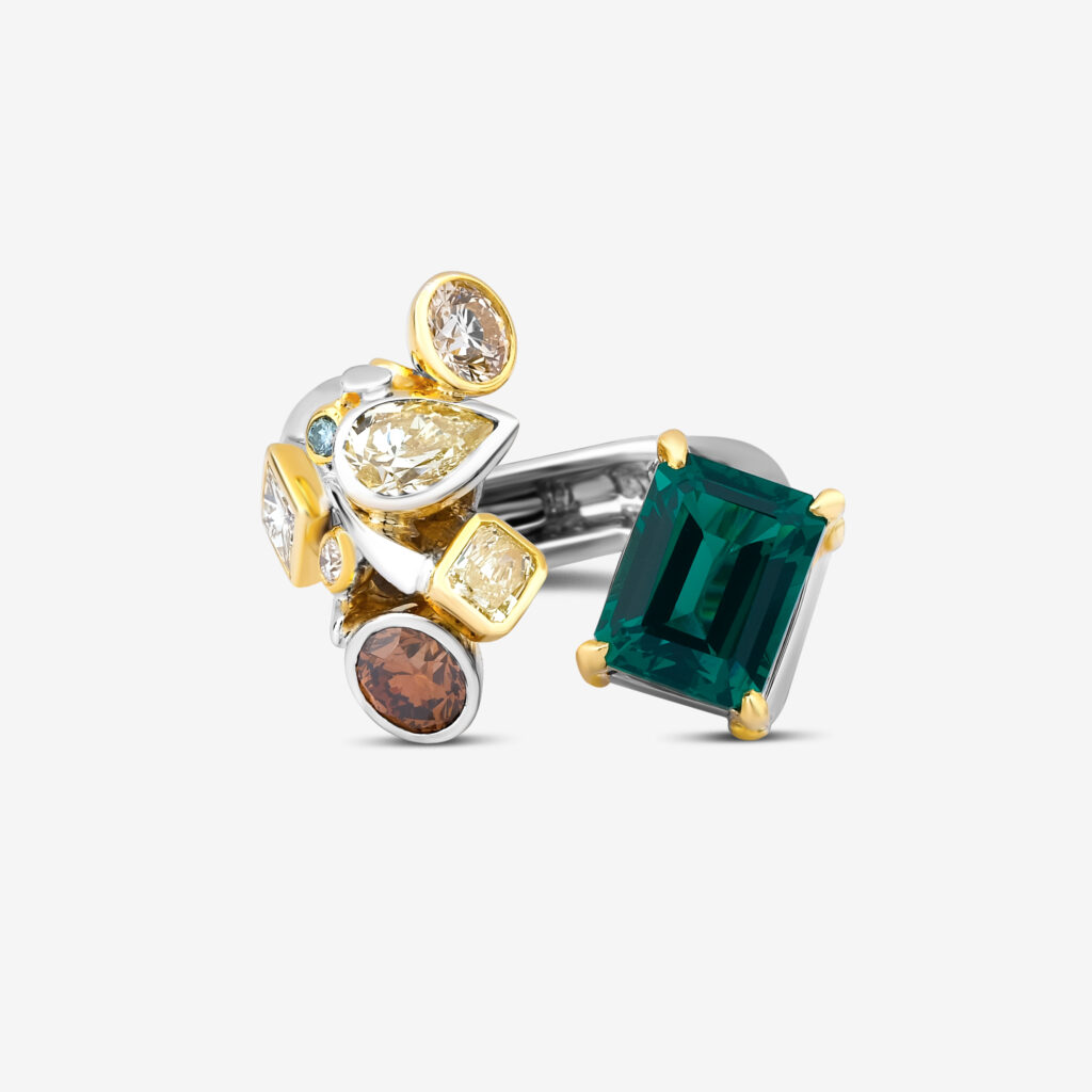 Hürrem Galaxy Ring — center emerald surrounded by diamonds, 18k gold, top view